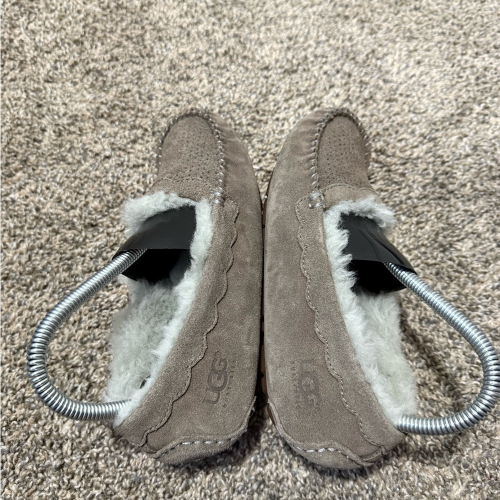 UGG women Moccasin Slippers - Picture 3 of 6